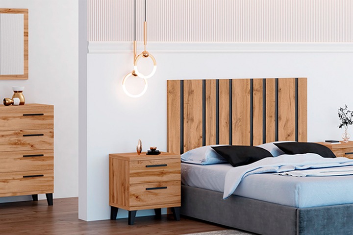 Dormitorio de madera natural con cama, cómoda y mesitas